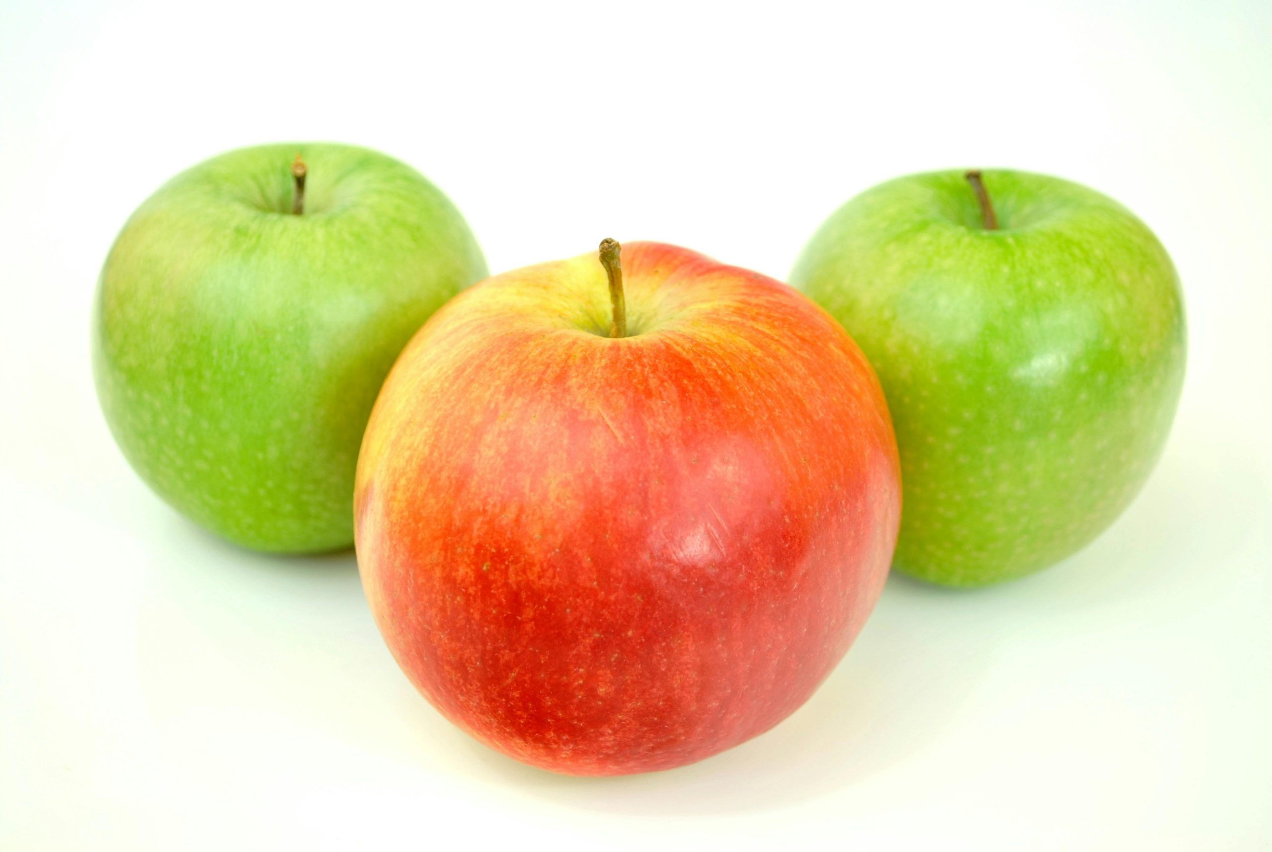 Vibrant close-up of red and green apples showcasing freshness. Ideal for food and health themes.